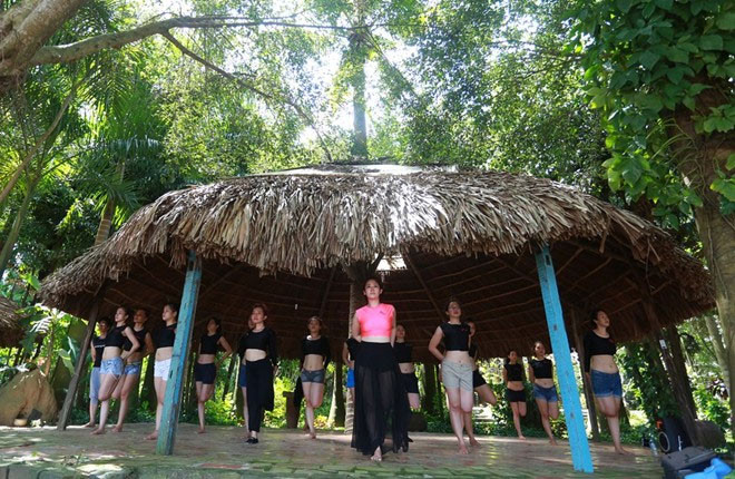 Có rất nhiều lý do khiến bạn trở nên kém thu hút trong mắt người khác giới, sự nhút nhát hay những giới hạn bản thân chưa thể bước qua là một trong số đó. Với mong muốn giúp cho những bạn trẻ trở nên hoàn thiện ở cảm xúc và hạnh phúc hơn trong cuộc sống, tiến sĩ tâm lý Phan Thị Huyền Trân (Dr Pepper) đã sáng lập và trực tiếp giảng dạy lớp học mang tên Nghệ thuật quyến rũ.