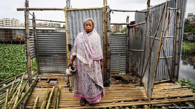 Sukurbanu, 65 tuổi, kể rằng khi còn nhỏ, bà đã sống tại khu ổ chuột Rupnagar, ở Dhaka, Bangladesh. Các gia đình tại đây đều xây dựng các bồn cầu treo lơ lửng trên mặt nước ở các ao hồ. Sukurbanu khẳng định bà thường xuyên mắc bệnh do các nhà vệ sinh như vậy. Mỗi buổi sáng trước khi đi làm, bà cùng ba cô con gái phải đợi rất lâu mới đến lượt sử dụng nhà vệ sinh. Tuy nhiên, bà khẳng định loại hình này đang có xu hướng giảm trong thời gian gần đây.