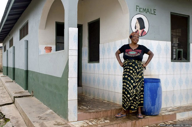 Một nhân viên vệ sinh 47 tuổi ở Kumasi, Ghana, tên là Ima đang thuê một căn phòng cùng chồng và 4 đứa con ở độ tuổi từ 14 đến 22. Theo lời kể của các đồng nghiệp, cô là một nhân viên rất tận tâm và sử dụng toàn bộ lương để trả chi phí học cho các con. Ima cho biết ngôi nhà thuê không có nhà vệ sinh nên bà thường sử dụng các nhà vệ sinh công cộng hoặc tại nơi làm việc vào ban ngày. Vào ban đêm, bà dùng các túi bóng để giải quyết nhu cầu.