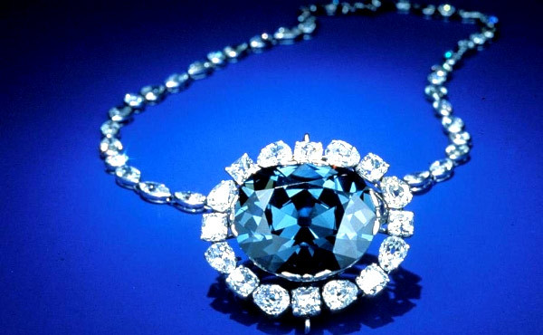 Một viên kim cương khác cũng có huyền thoại bí ẩn và đáng sợ không kém, đó là viên kim cương xanh hiện mang tên The Hope (hy vọng), nặng 45,52 carats.