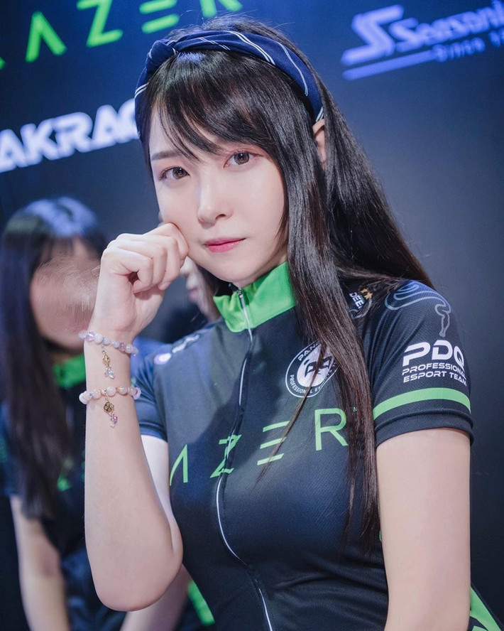 Deer Chann Lộc Nhi (tên thật là Trần Gia Tĩnh, 22 tuổi) hiện là một trong những nữ game thủ, streamerkhông chỉ nổi tiếng với giới trẻ Hong Kong mà còn vang danh ở Đại lục, Đài Loan. Cô được mệnh danh là "nữ thần eSports" trong giới thể thao điện tử đất nước tỷ dân. Deer Chann được cộng đồng mạng biết đến từ năm 2017 sau khi cô gia nhập đội eSports Liên Minh Huyền Thoại (LOL) chuyên nghiệp dành cho nữ tại Hong Kong Panda Cute.