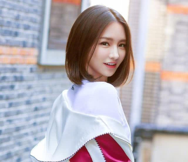 Miss (tên thật là Hàn Ý Oánh, sinh năm 1989) là game thủ, streamer, bình luận viên eSports nổi tiếng tại Trung Quốc. Cô được xem là "đại tỷ" trong giới thể thao điện tử đất nước tỷ dân. Người đẹp theo đuổi con đường trở thành tuyển thủ chuyên nghiệp từ năm 2007.Miss từng giành chức quán quân giải Warcraft III - WCG 2008 và ngôi nữ vương StarCraft II ZOWIE DIVINA năm 2012.Người đẹp Tứ Xuyên gây ấn tượng nhờ sở hữu gương mặt xinh đẹp, ngọt ngào.