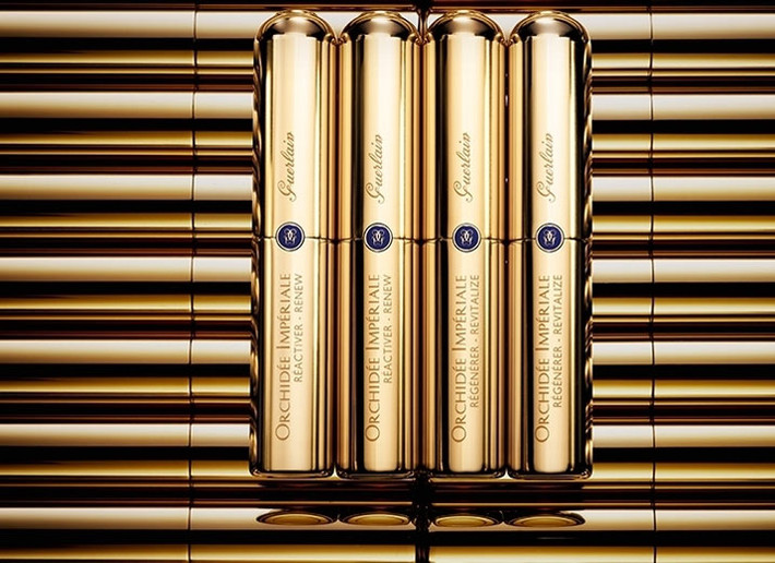 Guerlain Orchidée Impériale Treatment: Bốn lọ serum trị liệu với các tinh chất được chiết xuất từ hoa phong lan vàng. Sau khi sử dụng trong 4 tuần và lặp lại 2 lần/năm, da bạn sẽ trông rạng rỡ hơn, đều màu hơn và những nếp nhăn cũng sẽ mờ đi. Giá thành là 1.500 USD (hơn 30 triệu đồng) cho một lần điều trị.