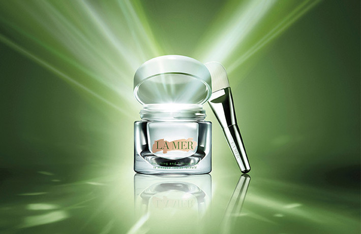 Crème de La Mer, lọ kem huyền thoại này có sức mạnh làm thay đổi làn da, cải thiện độ săn chắc, đường nhăn, nếp nhăn và lỗ chân lông. Lọ kem 60ml có giá xấp xỉ 8 triệu đồng.