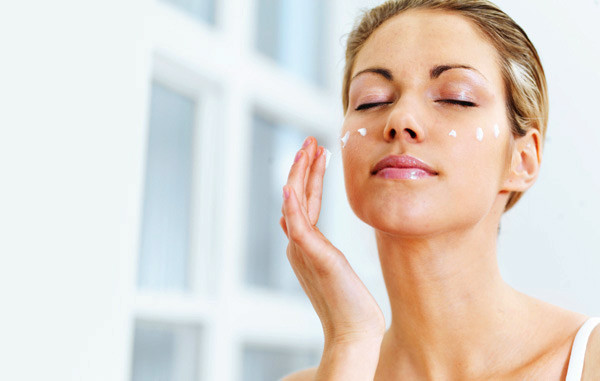 Đắt thế thì bán cho ai? Thực ra, doanh số bán hàng với những sản phẩm siêu sang không ngừng tăng. Luôn luôn có những người sẵn sàng ném cả số tiền lớn để bảo vệ nhan sắc, đem lại điều tốt nhất cho làn da mình, hoặc đơn giản là hưởng thụ cảm giác xa hoa.