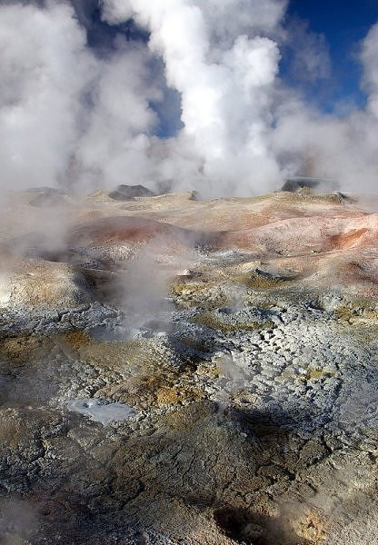 Một núi lửa ở Bolivia bốc hơi nghi ngút. Cảnh tượng khiến chúng ta mường tượng tới một thế giới khác.