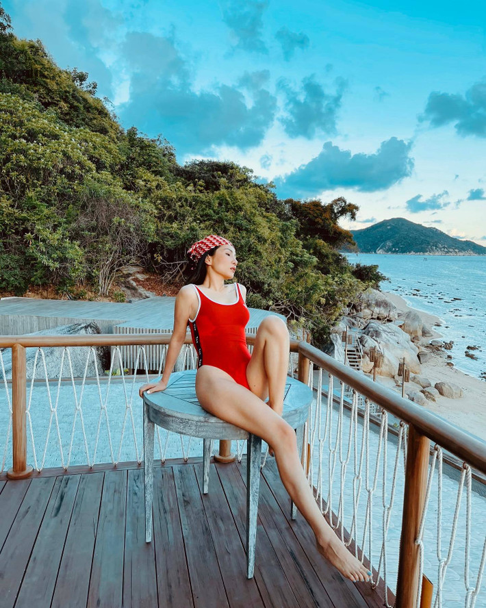 Trong những chuyến du lịch, Thanh Thảo lựa chọn những thiết kế bikini giúp cô phô diễn được hết vóc dáng của mình.