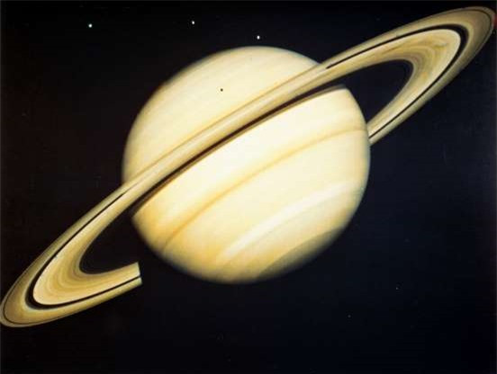 Sao Thổ: Năm 1610, Galileo Galilei từng nhầm sao Thổ là một hành tinh có kích thước lớn gấp 3 lần thực tế của nó do các vành đai bao quanh. Tuy nhiên năm 1655, nhà toán học người Hà Lan Christiaan Huygens phát hiện ra các vành đai bao quanh sao Thổ cùng Mặt Trăng lớn nhất của nó, Titan.