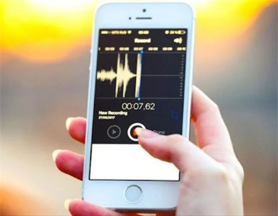 2. Tại sao giọng chúng ta lại khác khi ghi âm. Đây đều là những chuyện chúng ta thường hay gặp trong cuộc sống và luôn thắc mắc vì sao, thế nhưng lại rất lười tra Google để tìm ra câu trả lời. Âm thanh bản chất là những rung động có tần số trong không khí. Khi giọng chúng ta được ghi âm, thì máy ghi âm cũng chỉ thu được rung động như vậy. Tuy nhiên, khi chúng ta nghe được giọng nói của chính chúng ta thì bản chất lại khác một chút. Những rung động mà màng nhĩ cảm nhận được lúc đó, không đơn thuần chỉ là từ giọng nói của chúng ta, mà còn là những rung động tần số thấp phát ra từ xương trong cơ thể chúng ta nữa.