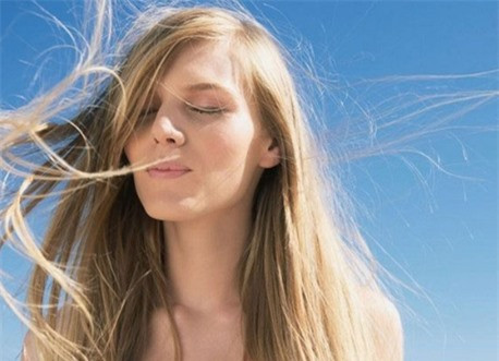 4. Tại sao đi dưới nắngtóc sáng lên mà da lại đen đi. Melanin - tế bào sắc tố là yếu tố đứng sau cả 2 trường hợp này. Khi mặt trời chiếu vào, ánh nắng sẽ phá vỡ melanin nhưng ở tóc thì chúng không phục hồi, nên màu tóc càng phai và nhạt hơn. Còn ở da, cơ thể sẽ phản ứng bằng cách hồi phục melanin mạnh mẽ hơn nữa, khiến cho màu da sạm đi.