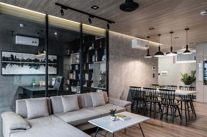 ##sc### Phòng làm việc nằm sau lưng sofa ở phòng khách được ngăn cách bằng vách kính để tạo cảm giác thông thoáng.
