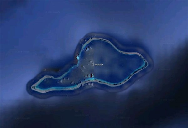 Đảo Moruroa (Polynesia). Moruroa là một hòn đảo san hô của quần đảo quốc gia Polynesia thuộc quyền sở hữu của Cộng hòa Pháp. Hình ảnh về hòn đảo này không bao giờ được hiển thị rõ trên Google Maps. Cho đến này không ai rõ nguyên nhân tại sao như vậy nhưng nhiều tin đồn cho rằng nó liên quan đến lịch sử của hòn đảo. Vào giữa những năm 1966 và 1996, đảo Moruroa là nơi dành cho các hoạt động thử hạt nhân của Pháp, với tổng cộng tối đa 181 cuộc thử nghiệm khủng khiếp đã được diễn ra.