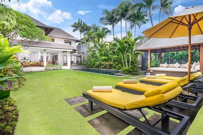 Không quá nguy nga, tráng lệ, mẫu biệt thự vườn này ưu tiên diện tích để thiết kế hồ bơi, cây xanh, ghế nghỉ, gây ấn tượng bởi sự sang trọng, thoáng mát.