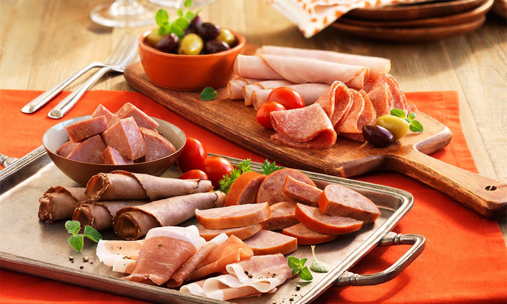 Các loại thịt đã chế biến: Các loại thịt đã chế biến sẵn như lạp xưởng, xúc xích, thịt xông khói ăn có vẻ ngon nhưng lại là một trong những nguyên nhân gây ra ung thư. Ví dụ natri nitrit và nitrat natri dùng trong thịt ướp muối làm tăng đáng kể nguy cơ mắc bệnh ung thư đại trực tràng.
