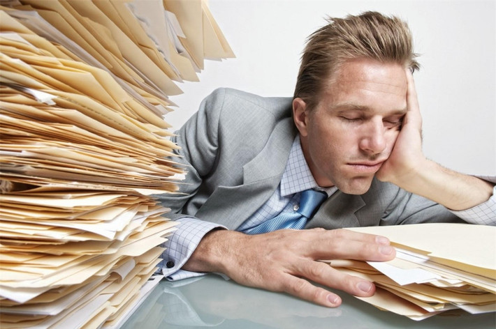 Thiếu ngủ: Khi bạn thiếu ngủ, hàm lượng cortisol, một loại hormon stress tăng lên. Điều này khiến bạn thèm các loại thực phẩm có đường. Do vậy, vòng eo của bạn có nguy cơ tăng lên.