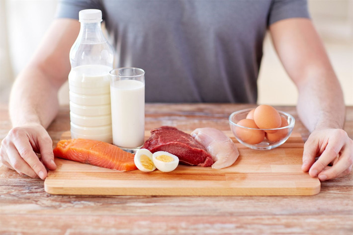 Thiếu protein: Một người khỏe mạnh cần 20-25g protein trong mỗi bữa. Protein giúp cân bằng đường huyết, giảm hàm lượng insulin và thúc đẩy tốc độ chuyển hóa của cơ thể. Protein cũng giúp kiểm soát hormon gây ra cảm giác thèm ăn.