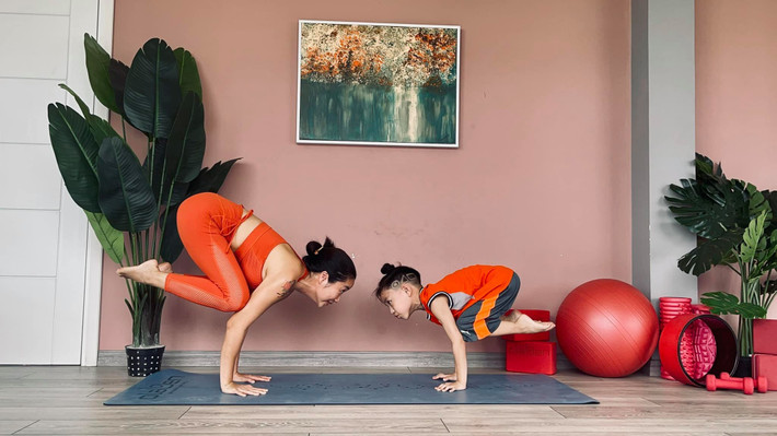 Ốc Thanh Vân vẫn chăm chỉ luyện tập yoga cùng các con.