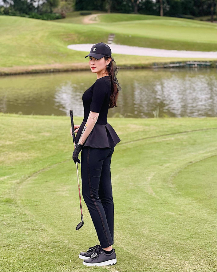 Á hậu Huyền My khoe dáng trên sân golf.
