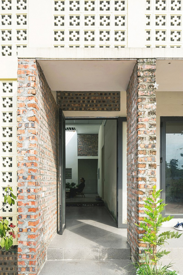 ##s###Cùng với việc xử lý hình khối và cấu trúc mặt đứng 1, 2 lớp, với họa tiết gạch bông gió xưa không chỉ góp phần tăng thẩm mỹ cho diện mạo ngôi nhà, nó còn giúp không gian ở bên trong tránh được bức xạ trực tiếp từ hướng Tây nhưng vẫn giao thoa được với thiên nhiên bên ngoài.