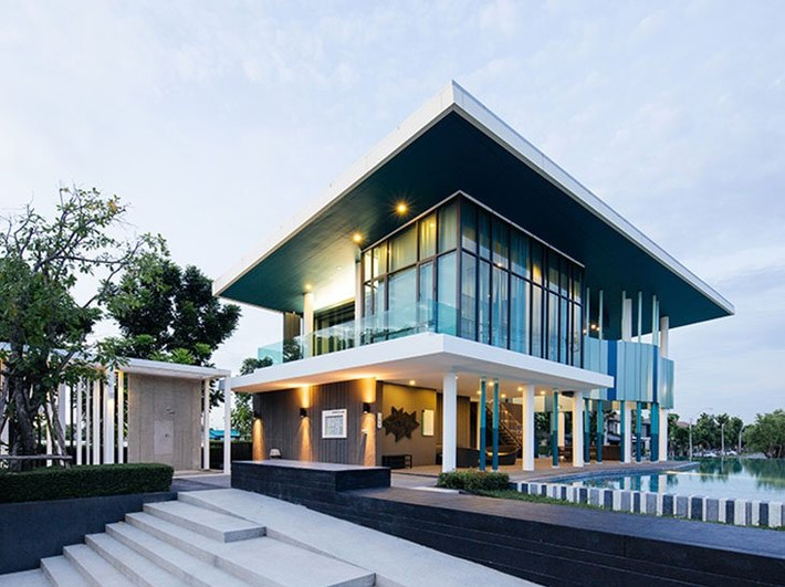 Căn biệt thự này đặc trưng cho lối kiến trúc hiện đại với những đường nét sắc cạnh. Gam màu trắng, gỗ và tường kính tinh tế mang đến sự sáng sủa cho không gian đồng thời tạo nên sự ấn tượng, nổi bật. Không gian xanh bao phủ quanh nhà cũng là một điểm nhấn không thể bỏ qua. Đặc biệt, hồ bơi rộng lớn được lát gạch tạo nên sự thu hút và trang nhã cho toàn bộ khu vườn.