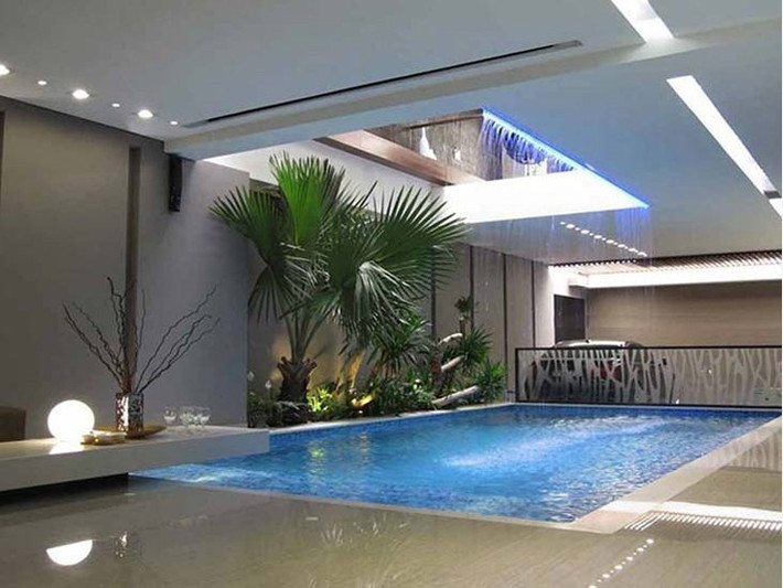 Mẫu biệt thự này thiết kế hồ bơi nằm bên trong nhà, ngay sau bãi đậu xe. Điểm nhấn khác biệt làm nê phong cách và ấn tượng đặc sắc cho khu biệt thự này là sự liên kết giữa đại sảnh ở dưới tầng trệt và trên lầu. Dòng nước chảy xuống hồ từ trên cao xuống thông qua khoảng hở để trống trần trần nhà của lầu 2 đẹp tựa thác nước mộng mơ. Tất cả tạo nên khung cảnh lãng mạn, mang đến cho gia chủ những giây phút thư giãn tuyệt vời.