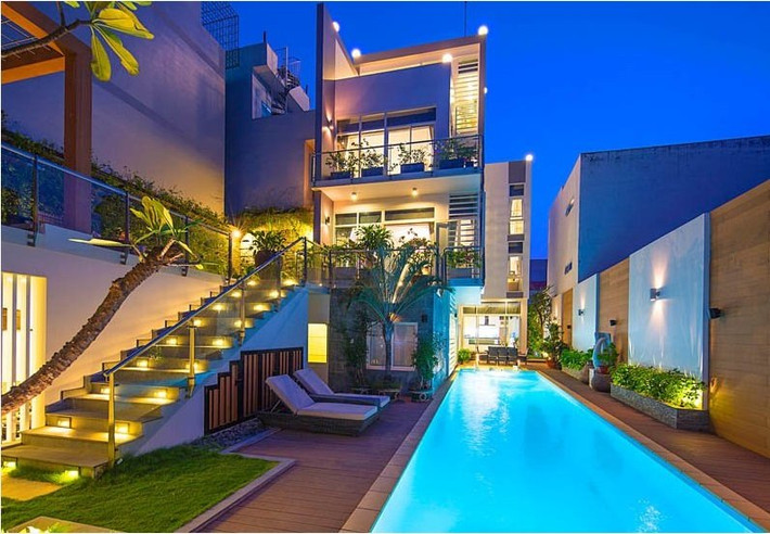 Mẫu biệt thự này cao 2 tầng và được thiết kế khá công phu, kỹ lưỡng. Nhìn bên ngoài biệt thự trông đồ sộ và bề thế bởi hệ thống tường vách thiết kế độc đáo, cách tân, mới lạ, đem đến một sức hút mà người nhìn khó có thể rời mắt trước vẻ đẹp kiêu sa, sang trọng của nó. Bên cạnh hồ bơi cũng có khu vực nghỉ ngơi thư giãn để mang đến cho gia chủ trải nghiệm như ở resort.