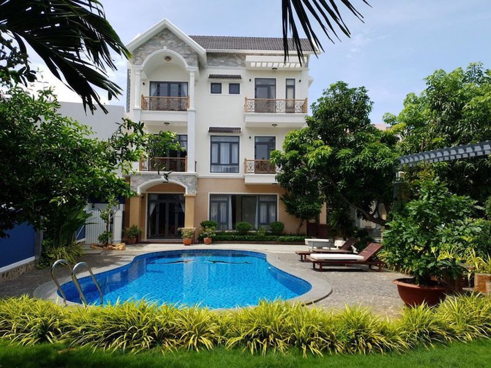 Mẫu biệt thự này nằm trên một khu đất rộng rãi. Bể bơi nằm phía trước mặt tiền ngôi nhà nhưng không làm ảnh hưởng đến lối đi. Đây vừa là bể bơi, vừa là hồ điều hòa, kết hợp với cây xanh xung quanh mang đến.
