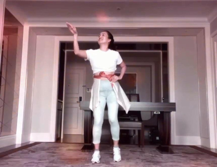 Nữ doanh nhân trông nhí nhảnh như teen girl với những vũ đạo dễ thương không kém phần "lầy lội".