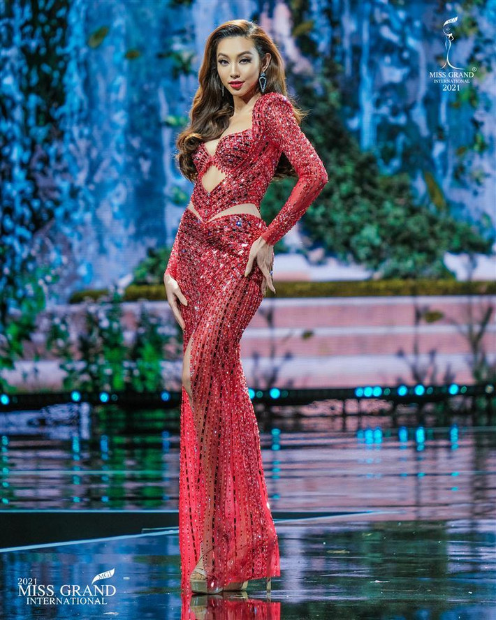 Đại diện Việt Nam rực rỡ với đầm đỏ đêm bán kết.