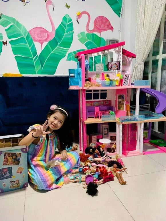 Thông tin diễn viên Mai Phương qua đời sau thời gian dài chống chọi với bạo bệnh khiến người hâm mộ vô cùng tiếc nuối và xót xa. Tình hình của con gái cố diễn viên Mai Phương sau khi mẹ ra đi mãi mãi cũng nhận được rất nhiều sự quan tâm. Được biết, nhóc tỳ đang sống cùng bảo mẫu thân cận và chờ ngày được sang Mỹ đoàn tụ bố Phùng Ngọc Huy.