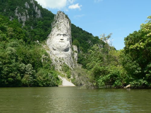 8. Tượng Decebalus ở Orsova, Romania được cho là lấy ý tưởng từ tác phẩm trên núi Rushmore. Bức tượng cao 40 m này là tác phẩm điêu khắc bằng đá cao nhất châu Âu.