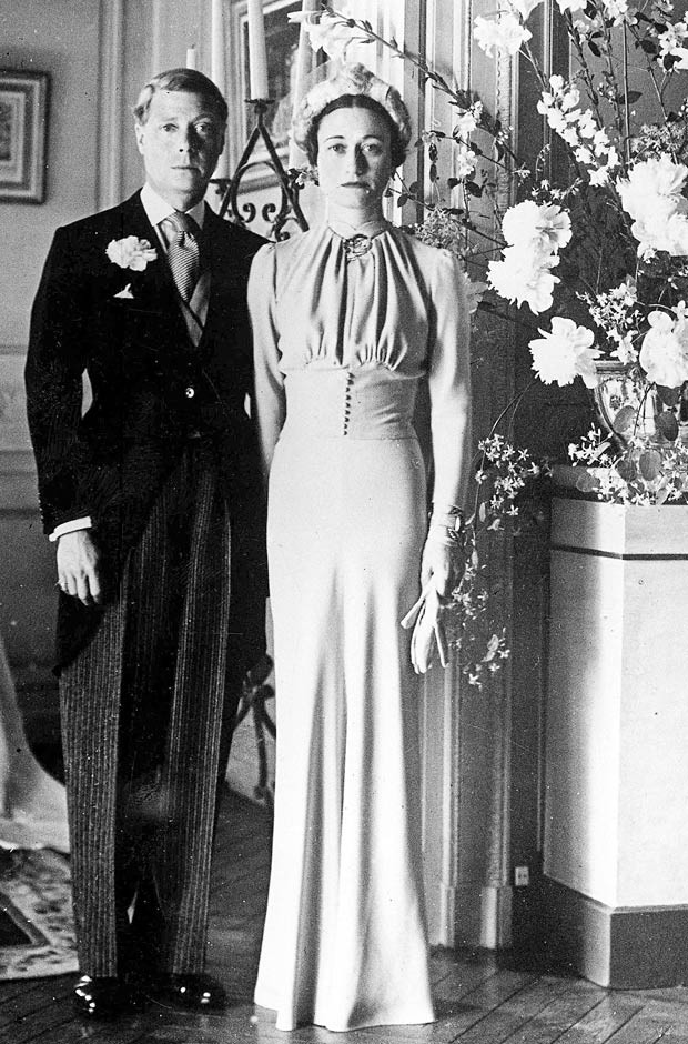Vua Edward VIII đã kết duyên với người tình là bà Wallis Simpson, một phụ nữ Mỹ đã hai lần ly dị vào năm 1936. Vấp phải sự phản đối gay gắt từ hoàng gia và chính phủ Anh, Quốc vương Edward VIII từ bỏ ngai vàng thay vì từ bỏ bà Simpson.