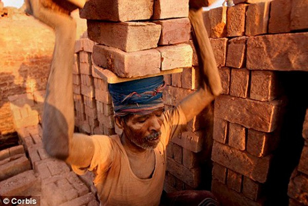 3. Vào tháng 3/2010, ông chủ của một lò gạch ở Bangladesh băn khoăn trước tình hình ở xưởng: những viên gạch sau khi nung đỏ đều không có màu đỏ tươi đặc trưng.