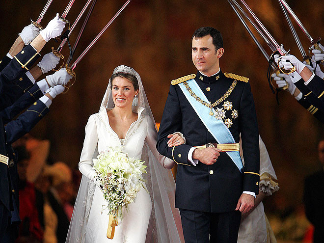 Sau cuộc gặp gỡ trên truyền hình, Hoàng tử Tây Ban Nha Felipe đã bén duyên với Letizia Ortiz, một nhà báo ly hôn. Chuyện tình của họ đánh dấu bằng hôn lễ cổ tích năm 2004.
