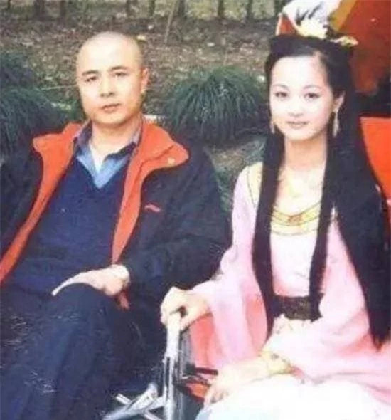 "Tây Du Ký" 1986 là bộ phim đỉnh cao về mặt nghệ thuật và giải trí của nền điện ảnh Trung Quốc. Đến nay, dù đã qua hơn 30 năm nhưng những bức ảnh hậu trường được công bố ra ngoài vẫn khiến khán giả vô cùng quan tâm. Trong ảnh, "Đường Tăng" đã cởi bỏ áo cà-sa và đang ngồi cạnh mỹ nhân trong hậu trường.