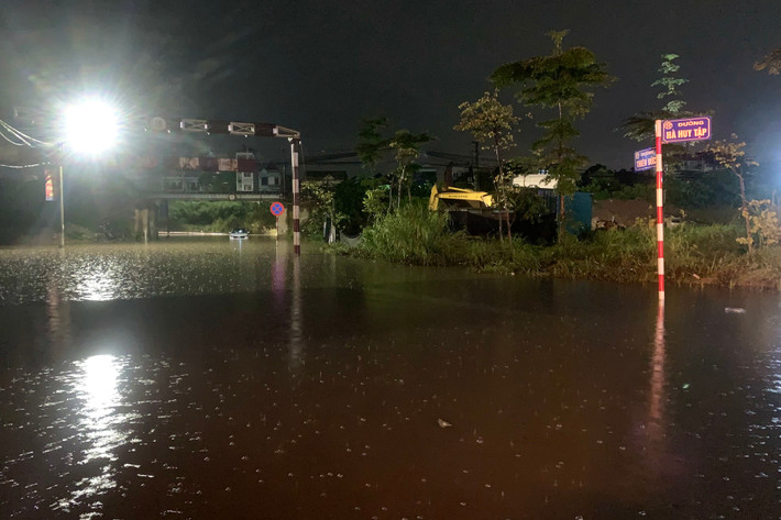 Một điểm ngập sâu, thoát nước chậm sau cơn mưa tối 8/6 nằm ở ngã ba phố Thiên Đức- Hà Huy Tập