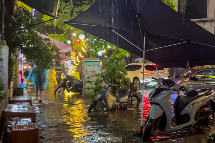 Tình trạng mưa lớn, ngập úng ảnh hưởng đến sinh hoạt, hoạt động buôn bán của người dân.