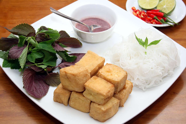 Đặc sản mắm tôm Hậu Lộc trứ danh của Thanh Hóa được chế biến từ con moi biển, còn gọi là ruốc biển, ruốc hôi..., ủ với muối, phơi nắng theo phương pháp truyền thống. Theo các nguồn tư liệu, nghề chế biến mắm tôm Hậu Lộc có từ thế kỷ 12, khoảng 800 năm trước, từ khi thành lập làng cá Diêm Phố, nay là xã Ngư Lộc của huyện Hậu Lộc, một huyện đồng bằng ven biển ở Thanh Hóa. Ảnh: Saphavi.