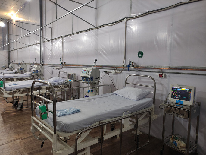 Tọa lạc tại số 446 đường Hoàng Văn Thụ, phường 4, quận Tân Bình, bệnh viện này đã được đầu tư cải tạo nhiều ngày qua trên cơ sở trưng dụng toàn bộ cơ sở vật chất của Trung tâm Triễn lãm và hội chợ Tân Bình. Ảnh: Một phòng bệnh thuộc khu vực hồi sức với máy thở cùng hệ thống theo dõi đã được trang bị xong.