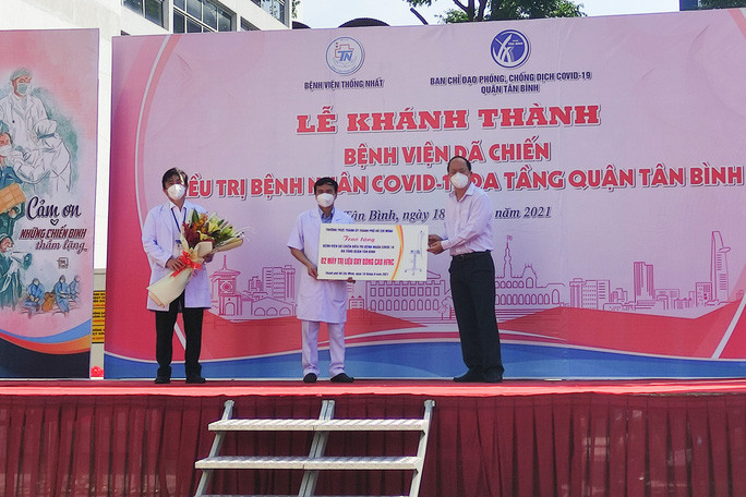 Ông Nguyễn Hồ Hải, Phó Bí thư Thành ủy TP HCM, đại diện Thành ủy trao các phần quà cho bệnh viện dã chiến mới thành lập, bao gồm 2 máy oxy dòng cao HFNC hỗ trợ hô hấp cho bệnh nhân nặng. Theo PGS.TS.BS Lê Đình Thanh, bệnh viện sẽ chính thức nhận bệnh vào sáng sớm 20/8.