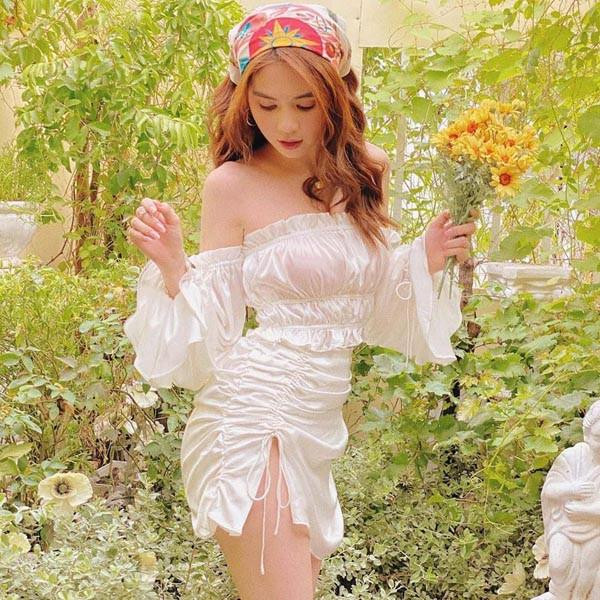 u hướng diện váy áo dây rút không thể không vào tầm ngắm của "nữ hoàng nội y" Ngọc Trinh. Với pha chỉnh váy đến tận hông này, chỉ cần một làn gió rất dễ khiến chân dài mất điểm.
