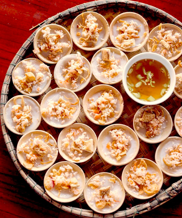 Bánh bèo chén Huế có cách làm khá đơn giản. Gạo xay thành bột nhỏ, đem ngâm nước vài phút để có độ dẻo lỏng vừa phải. Sau đó, người làm trộn chút mỡ và muối vào bột rồi đổ vào các chén nhỏ để bánh có độ mỏng như cánh bèo. Sắp các chén bánh vào nồi hấp cách thủy chừng 10-15 phút. Sau khi chín, cho thêm tôm chấy, hành phi và tóp mỡ phía trên. Bánh được chan cùng nước mắm đủ vị mặn, ngọt, cay. Ảnh: 9493.corner.
