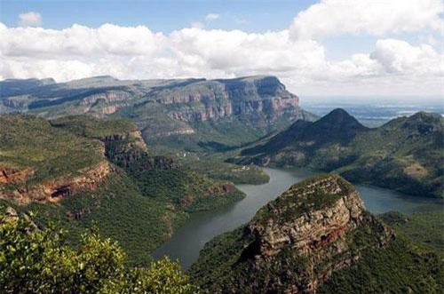 Theo BBC, do đặc điểm địa hình cao, chủ yếu là đồi núi, kinh tế Lesotho phát triển chậm. Nền kinh tế chủ đạo của nước này là nông nghiệp với những ngành như trồng trọt, chăn nuôi gia súc.