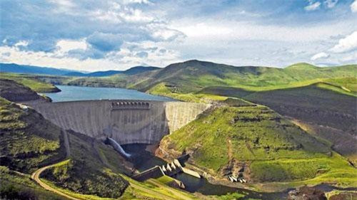 Theo World Atlas, ngôn ngữ chính thức của người dân Lesotho là tiếng Sesotho, tiếng Anh; ngoài ra còn có tiếng Zula, tiếng Xhoca. Đa số người dân Lesotho theo đạo Kito.