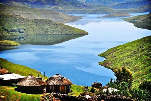Theo World Atlas, dù là quốc gia kém phát triển, Lesotho lại rất giàu tài nguyên nước so với các quốc gia châu Phi. Nguồn nước được xem là "vàng trắng" của Lesotho. Bốn nhà máy thủy điện đã hoàn thành, cho phép họ bán tài nguyên nước sang quốc gia láng giềng Nam Phi.