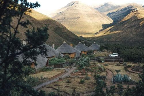 Theo sách "Lịch sử Thế giới cận đại", giống như Cộng hòa Nam Phi, vùng đất Lesotho trong quá khứ là thuộc địa của người Anh. Đến năm 1966, nước này mới tuyên bố độc lập.