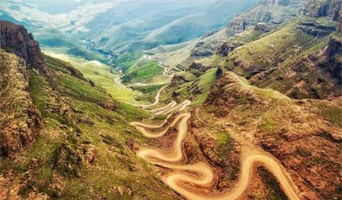 Theo World Atlas, Lesotho là quốc gia có diện tích nhỏ bé. Tổng diện tích của nước này là 30.355 km2 (xếp hạng 140 thế giới), dân số hơn 2 triệu người.
