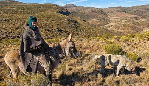 Theo World Atlas, Lesotho là quốc gia thuộc cực Nam châu Phi, lãnh thổ của nước này nằm hoàn toàn trong Cộng hòa Nam Phi. Theo BBC, Lesotho cũng là thành viên thuộc Khối Thịnh vượng chung Anh.