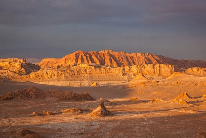 Có diện tích 105.000 km2, sa mạc Atacama trải dài từ phía Nam Peru đến phía Bắc Chile, khô hạn tới mức đất được ví giống như trên sao Hỏa, lượng mưa trung bình chỉ khoảng 15 mm/năm. Tại đây, xương rồng cũng không thể sống nổi. Sa mạc Atacama được gọi là “nơi để quên đi rằng trên Trái Đất này có thứ gọi là nước”.
