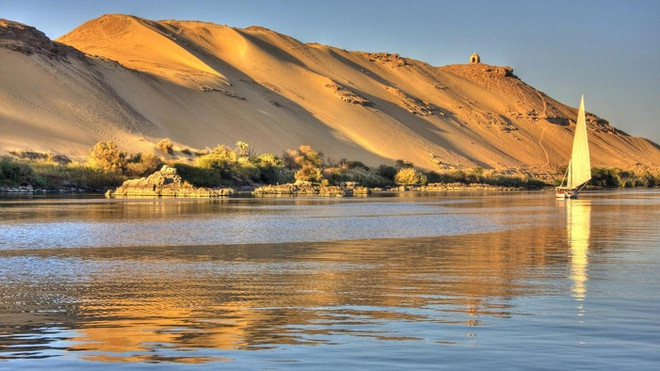 Có nhiệt độ trung bình khoảng 29 độ C, khi nóng nhất lên đến trên 49 độ C, sa mạc Sahara ở châu Phi chính là vùng hoang mạc nóng nhất Trái Đất. Nhiệt độ cao kỷ lục của Sahara được ghi nhận ở Azizia, Libya vào năm 1922, lên tới 57,7 độ C. Ngoài ra, với diện tích hơn 9 triệu km2, đây cũng chính là sa mạc lớn thứ 2 trên Trái Đất.